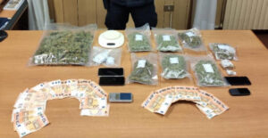 Sorpresi con la droga nell’auto, tre giovani in manette