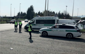 Maxi sanzione (e sequestro) per “l’auto svizzera” : la polizia locale spiega perché