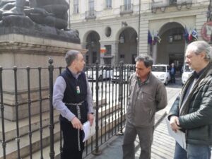 Incatenato “ad oltranza” davanti al Comune di Torino da oltre 24 ore: il comunicato del consigliere Frediani del M5S