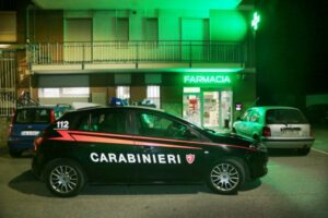 Armato di pistola rapina la farmacia “San Vito” a Nole