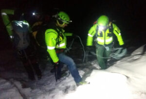 Bloccati in mezzo alla neve, salvati due escursionisti