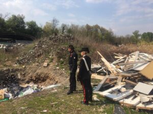 Discariche abusive e una zona bar non autorizzata a due passi dal parco La Mandria