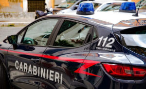 Picchia il padre e aggredisce i carabinieri, 28enne in manette