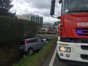 Con l’auto nel fosso, automobilista trasportato in ospedale