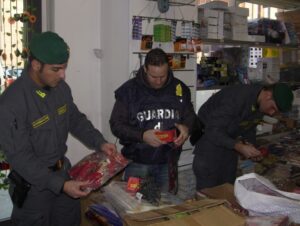 Stangata sui commercianti abusivi di fiori. Pizzicato con l’hashish alla stazione