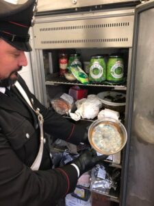 Cibo avariato e ratti in cucina: carabinieri e Asl chiudono un bar