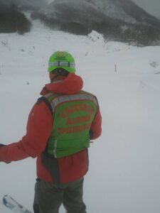Ferito sotto la valanga: giovane sciatore in condizioni disperate