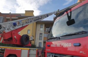 Incendio sul tetto di una palazzina, paura a Caselle