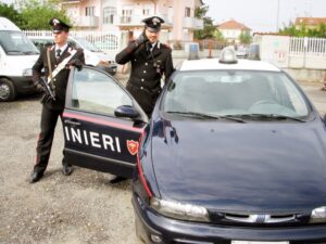 Abbandona l’auto distrutta per evitare l’alcol test, identificato e denunciato dai carabinieri