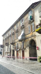 Palazzi fatiscenti: calcinacci e pezzi d’intonaco finiscono in strada, transennata l’area