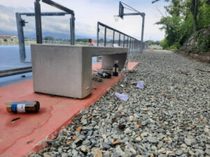 Non c’è pace per la “piastra giochi”: dopo la petizione dei residenti, il raid dei vandali