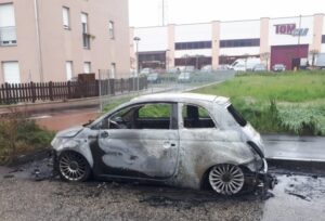 Torna il piromane nella Reale: in fiamme l’auto di un consigliere comunale