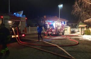 Un’altra notte di fuoco: in fiamme un tetto nel centro storico del paese