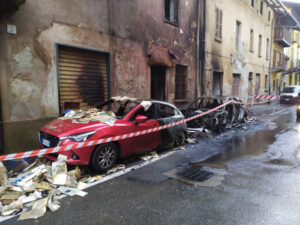 Bruciò due auto, denunciato il piromane