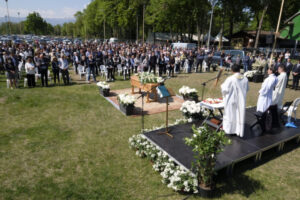 Una moltitudine per l’addio a Luca Bertolo