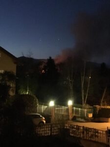 Il vento alimenta i roghi: le fiamme si avvicinano a San Carlo