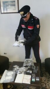 Droga nascosta nel doppiofondo dei contenitori per la raccolta differenziata: arrestato 39enne