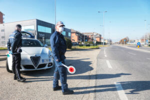 Ci mette «troppo» a trovare il libretto di circolazione: multata