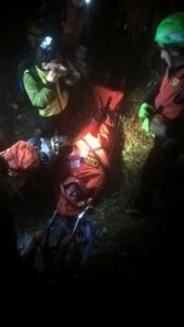 Otto ore e 18 uomini del Soccorso Alpino per recuperare il cacciatore caduto nel dirupo