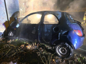 Auto si schianta contro un muro e prende fuoco, morto il conducente