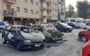 Quattro auto in fiamme nella notte: torna la paura