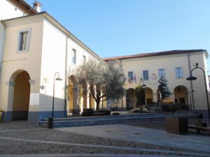 Aggrappato sul vuoto ad una finestra del municipio per protestare contro la cartella Imu da 5mila euro