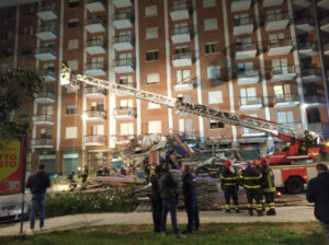 Crolla il ponteggio di un palazzo, tragedia sfiorata