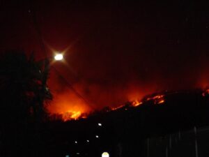 Vasto incendio su Monte Basso minaccia l’abitato di Cafasse