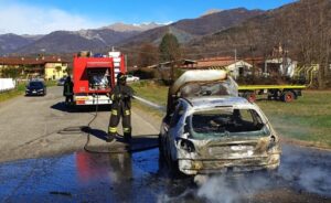 Auto in fiamme a Balangero, illese le persone a bordo