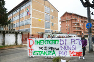 La protesta degli studenti del Fermi-Galilei: «Più sicurezza a scuola»