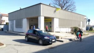 Indossano le maschere di Carnevale e rapinano l’ufficio postale: 10mila euro il bottino