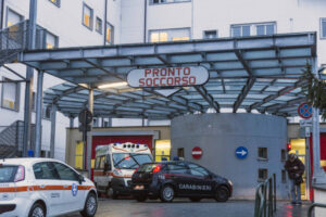 Aggredito e accoltellato al collo un 55enne