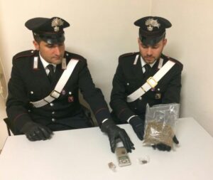 Marijuana, coltelli, mazze e tassi alcolemici alti: 250 persone controllate su strada e cinque denunce