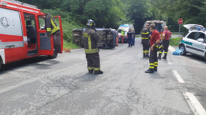 Si ribalta e il braccio rimane incastrato sotto l’auto: arriva l’elisoccorso