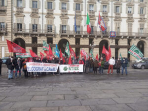 I lavoratori della Elcograf in presidio
a Torino