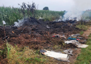 Ramaglie a fuoco dietro al cimitero, fumo e puzza di bruciato in paese