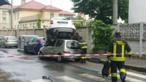 Si infila con l’auto sotto un fuoristrada: liberata dai vigili del fuoco automobilista ottantenne