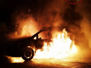 Rogo in una carrozzeria di Borgaro: distrutte tre auto