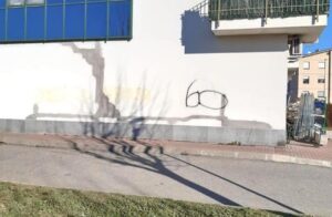 Imbrattano il parco giochi, identificati due minorenni