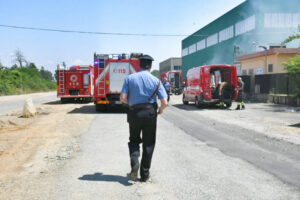 Esplosione investe operaio: gravemente ustionato al volto