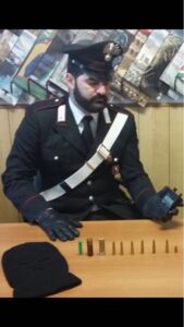 Aveva proiettili, passamontagna e un rilevatore di microspie: arrestato per violazione dei domiciliari e per minacce