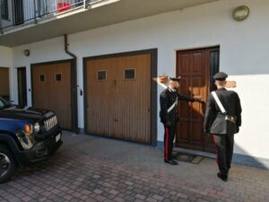Rubano le chiavi e svaligiano la casa ai loro amici: arrestati