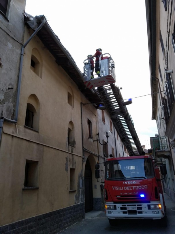 Tegole cadute in via Basilio Bona