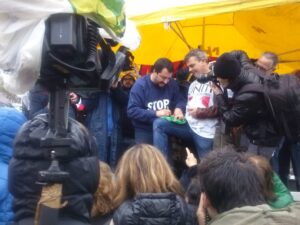Salvini a San Carlo: più “selfie”… che folla