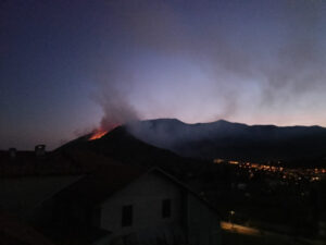 Brucia il Monte Basso, l’incendio alimentato dal forte vento