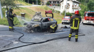 Auto in fiamme, illeso il conducente