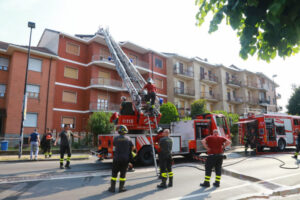 Incendio in mansarda, evacuato stabile a Leini