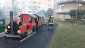 Spento il fuoco appiccato alla giostrina del parco giochi