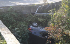 L’auto finisce nel canale, ma il conducente non si trova