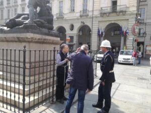 «Sto perdendo il lavoro per una grande ingiustizia», e si incatena davanti al Comune di Torino